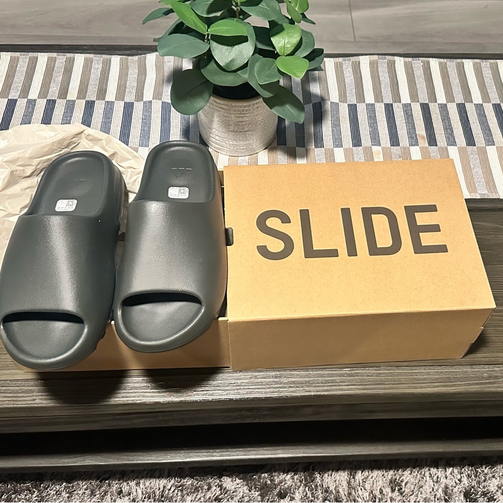 Yeezy Slide Dark Onyx (12)(NWT)